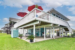 Steps to Beach: Home w/ Deck in Galveston!