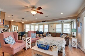 Steps to Beach: Home w/ Deck in Galveston!