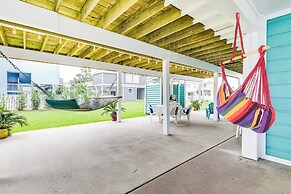 Steps to Beach: Home w/ Deck in Galveston!