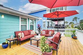Steps to Beach: Home w/ Deck in Galveston!