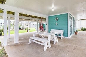 Steps to Beach: Home w/ Deck in Galveston!