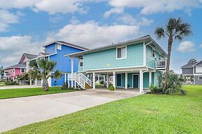 Steps to Beach: Home w/ Deck in Galveston!