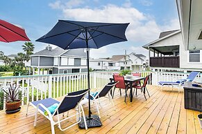 Steps to Beach: Home w/ Deck in Galveston!
