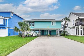 Steps to Beach: Home w/ Deck in Galveston!
