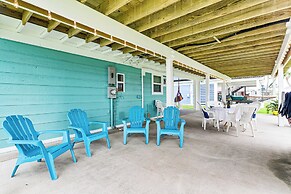 Steps to Beach: Home w/ Deck in Galveston!