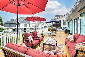 Steps to Beach: Home w/ Deck in Galveston!