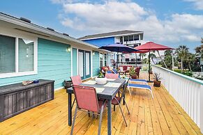 Steps to Beach: Home w/ Deck in Galveston!