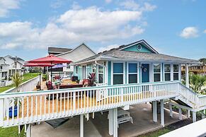 Steps to Beach: Home w/ Deck in Galveston!