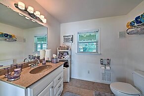 Steps to Beach: Home w/ Deck in Galveston!