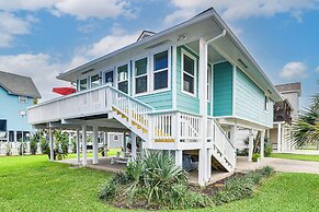 Steps to Beach: Home w/ Deck in Galveston!