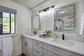 'ruston Retreat' - Mod Home w/ Rooftop Deck!