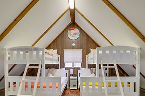 Hot Tub & Resort Amenities: Pocono Lake Retreat!