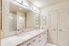 Patio + Resort Amenities: Palm Desert Escape