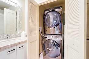 Patio + Resort Amenities: Palm Desert Escape