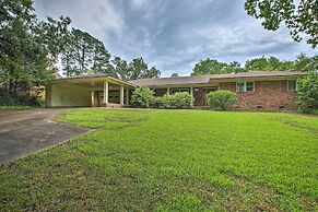 Luxe Hot Springs Home: By Oaklawn Racing Casino