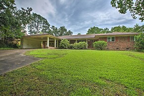 Hot Tub & Yard: Spacious Hot Springs Home!