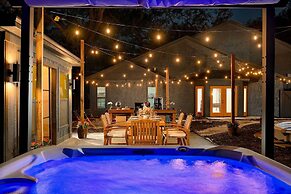 Luxe Brandon Oasis w/ Private Pool & Hot Tub!