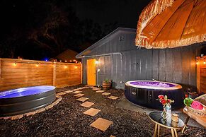 Luxe Brandon Oasis w/ Private Pool & Hot Tub!