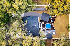 Luxe Brandon Oasis w/ Private Pool & Hot Tub!