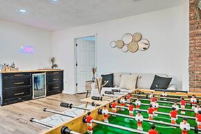 Luxe Brandon Oasis w/ Private Pool & Hot Tub!