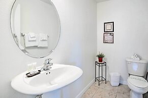 Dog-friendly Kissimmee Home w/ Lanai + Pool!