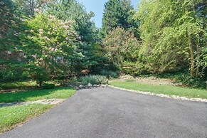 Bethesda Apartment + Yard ~ 9 Mi to D.C