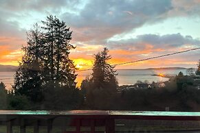 Bay City Home w/ Gorgeous Bay Views From Deck