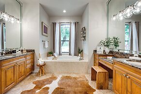 Luxury House With Private Acreage - Near Golfing!