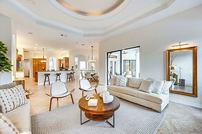 Luxury House With Private Acreage - Near Golfing!