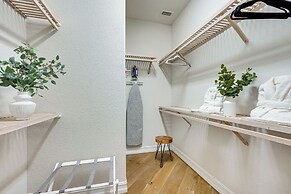 Luxury House With Private Acreage - Near Golfing!