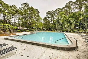 Niceville Condo w/ Pool Access < 8 Mi to Destin!