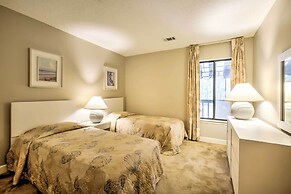 Niceville Condo w/ Pool Access < 8 Mi to Destin!