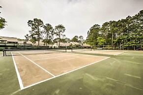 Niceville Condo w/ Pool Access < 8 Mi to Destin!