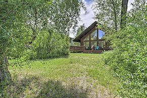 'the River Home' Cabin w/ Yard: Near Wolf Creek!