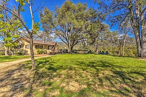 Lovely Oakhurst Cabin w/ Deck & Mtn Views!