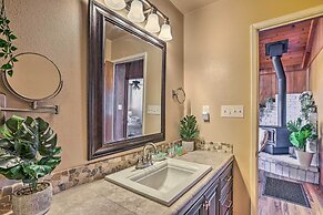 Lovely Oakhurst Cabin w/ Deck & Mtn Views!