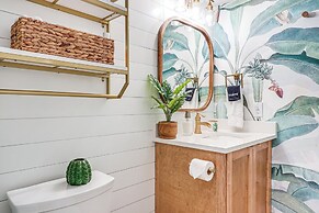 Luxe Tropical Resort Escape - Beaches Nearby!