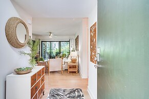 Luxe Tropical Resort Escape - Beaches Nearby!