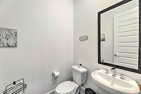 Luxurious & Spacious Austin Home ~ 8 Mi to Dtwn!