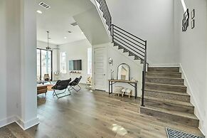 Luxurious & Spacious Austin Home ~ 8 Mi to Dtwn!