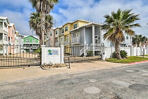 Corpus Christi Home w/ Golf Cart: Walk to Beach!