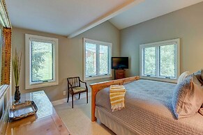 Mountain-view Vail Condo w/ Balcony + Gas Grill!