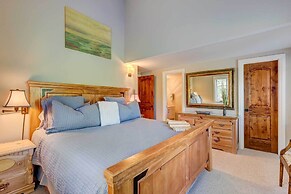 Mountain-view Vail Condo w/ Balcony + Gas Grill!