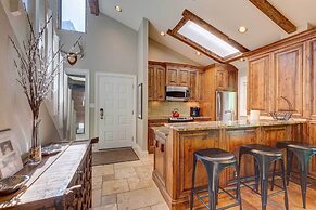 Mountain-view Vail Condo w/ Balcony + Gas Grill!