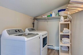 Mountain-view Vail Condo w/ Balcony + Gas Grill!