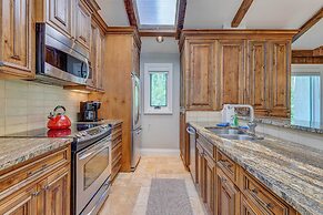 Mountain-view Vail Condo w/ Balcony + Gas Grill!