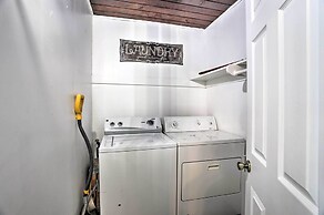 1 Mi to Lake Gregory: Mtn-view Cabin w/ Deck