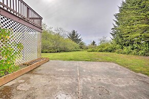 Bungalow w/ Wraparound Deck - 8 Mi to Brookings