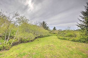 Bungalow w/ Wraparound Deck - 8 Mi to Brookings