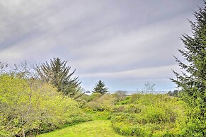 Bungalow w/ Wraparound Deck - 8 Mi to Brookings